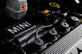 BMW MINIのエンジンルームのエンブレム