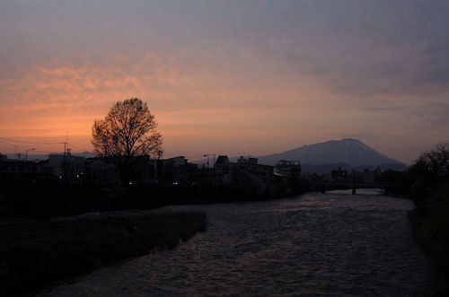 夕焼けの北上川と岩手山